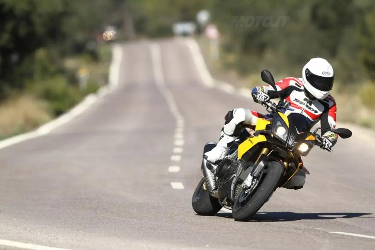 Aprilia Tuono V4R   (2)