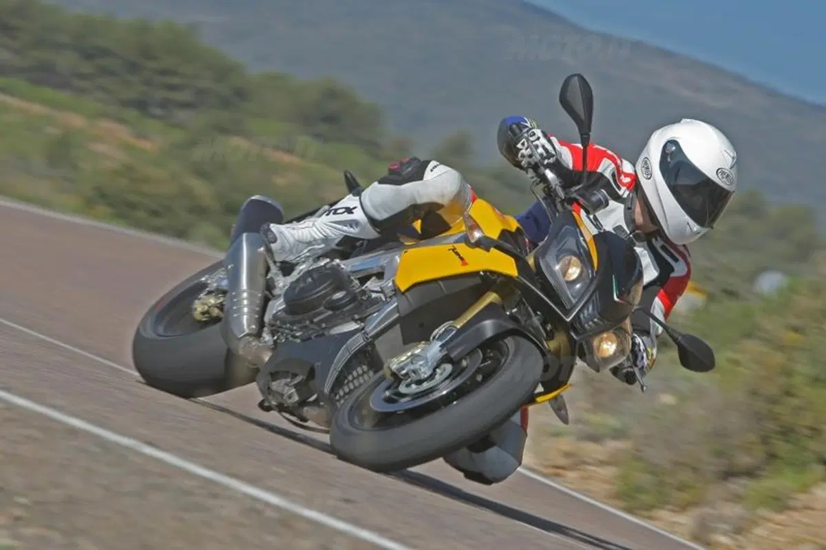 Aprilia Tuono V4R   (4)