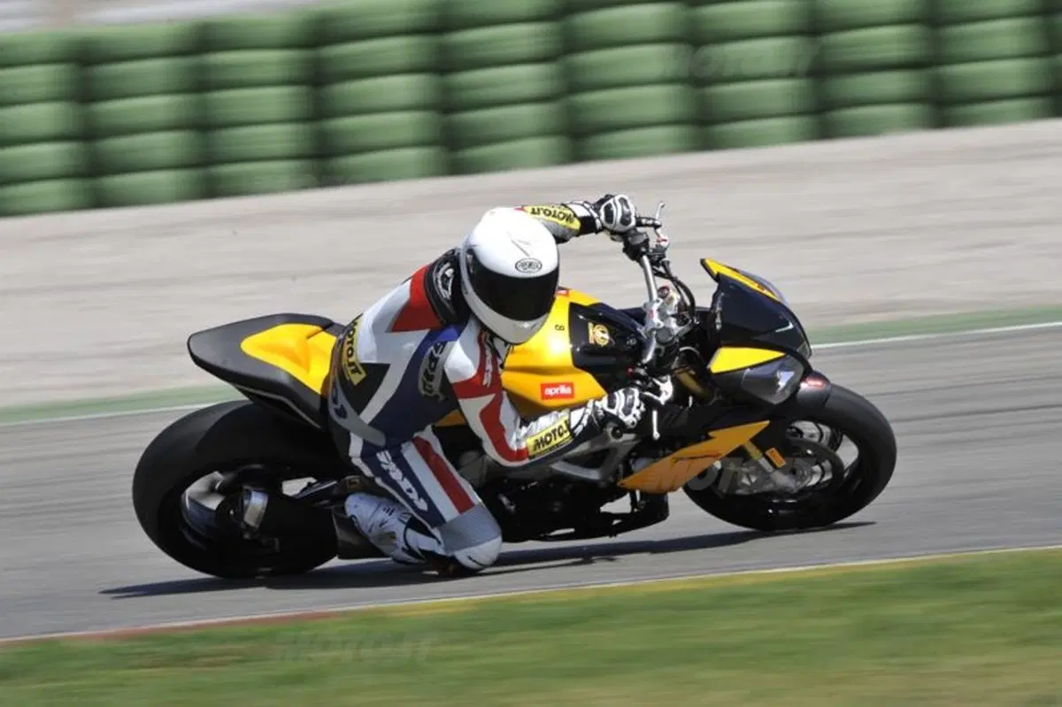 Aprilia Tuono V4R   (9)