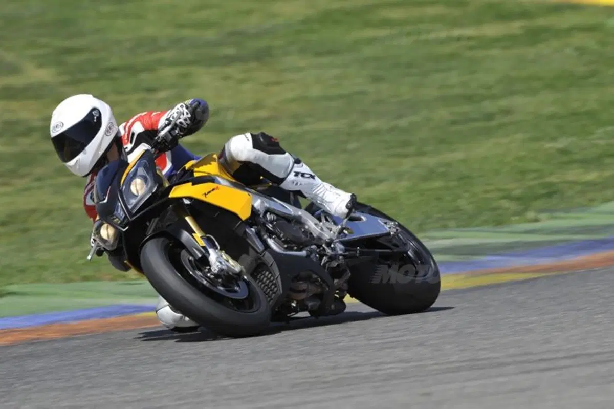 Aprilia Tuono V4R   (11)