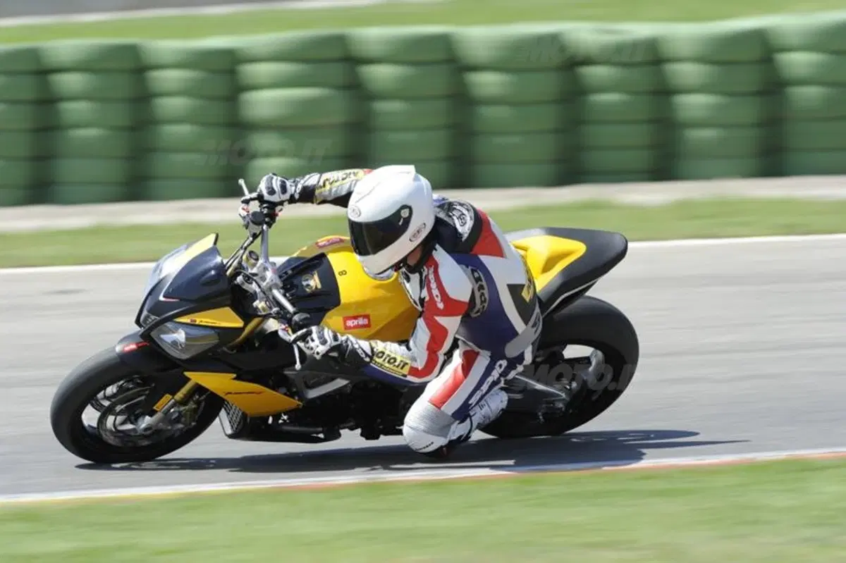 Aprilia Tuono V4R   (12)