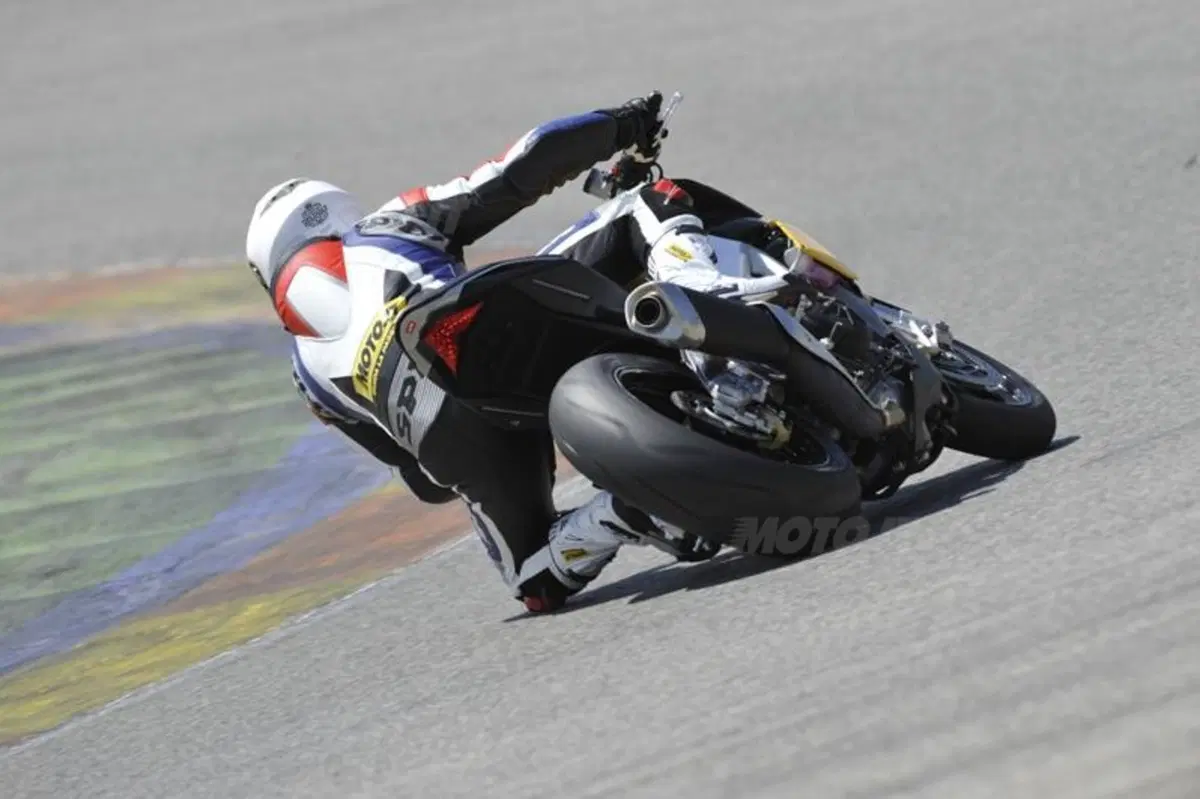 Aprilia Tuono V4R   (14)