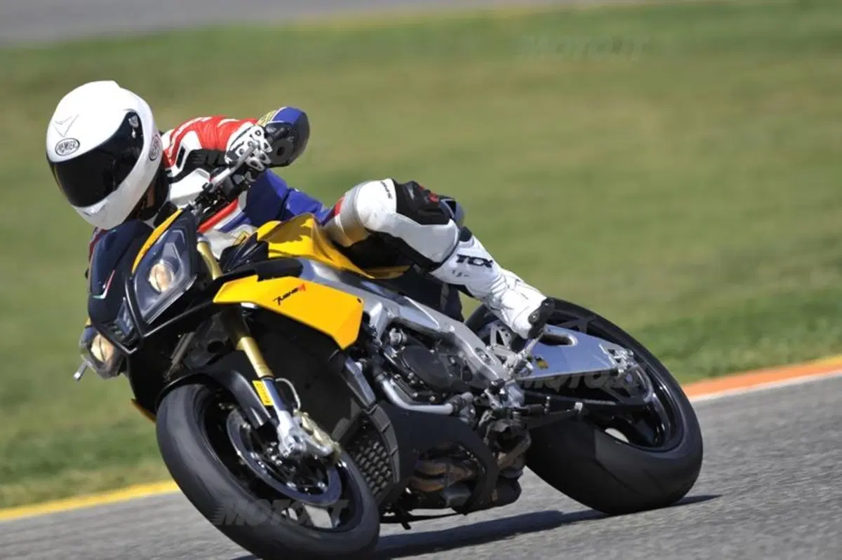 Aprilia Tuono V4R   (17)