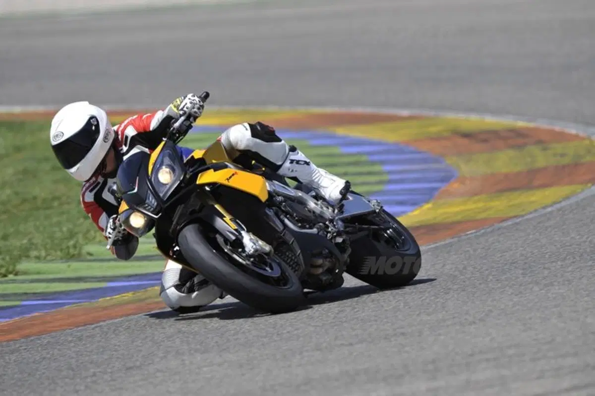 Aprilia Tuono V4R   (18)