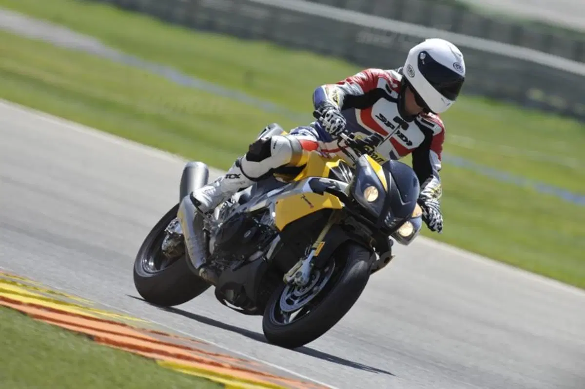 Aprilia Tuono V4R   (19)