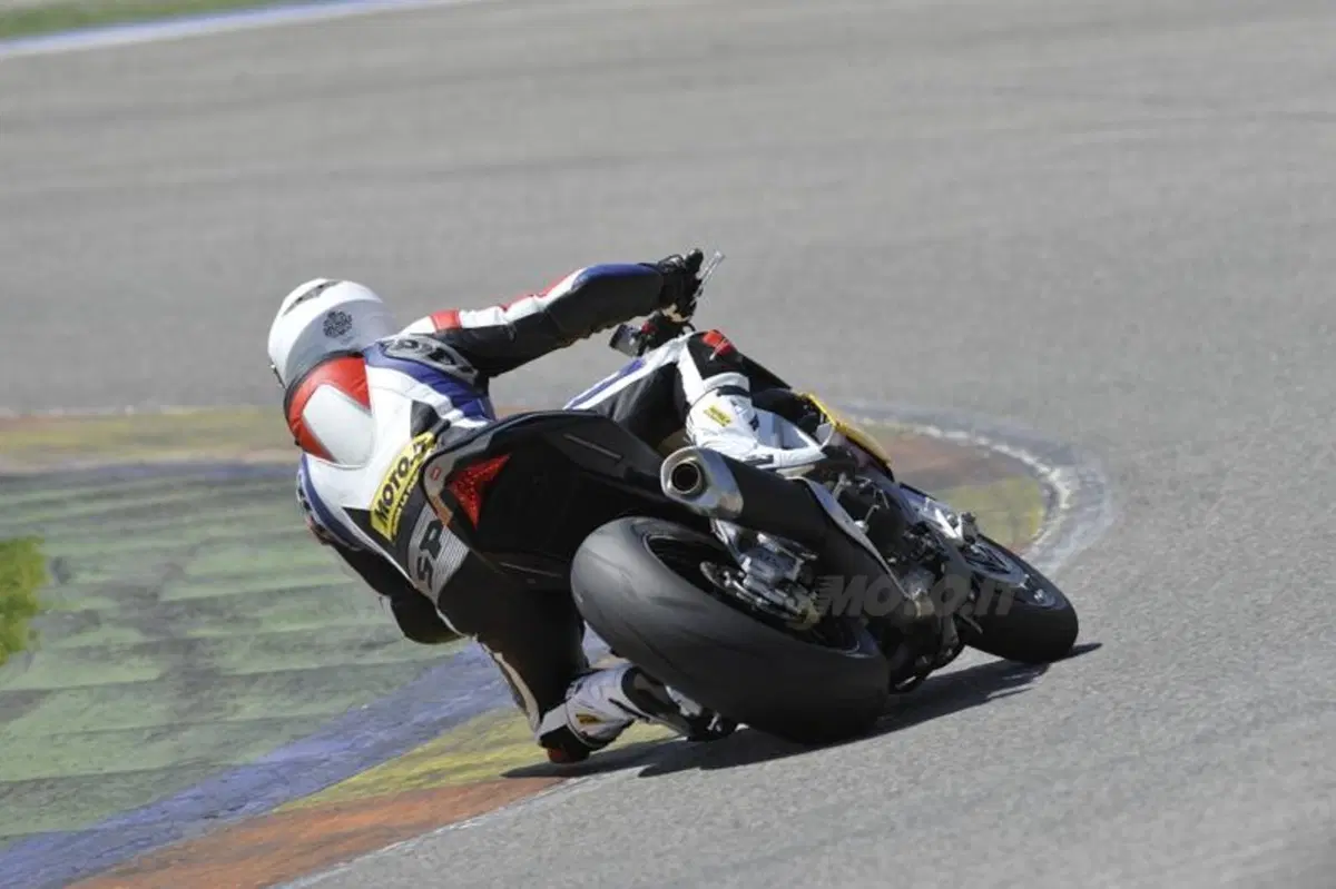 Aprilia Tuono V4R   (21)