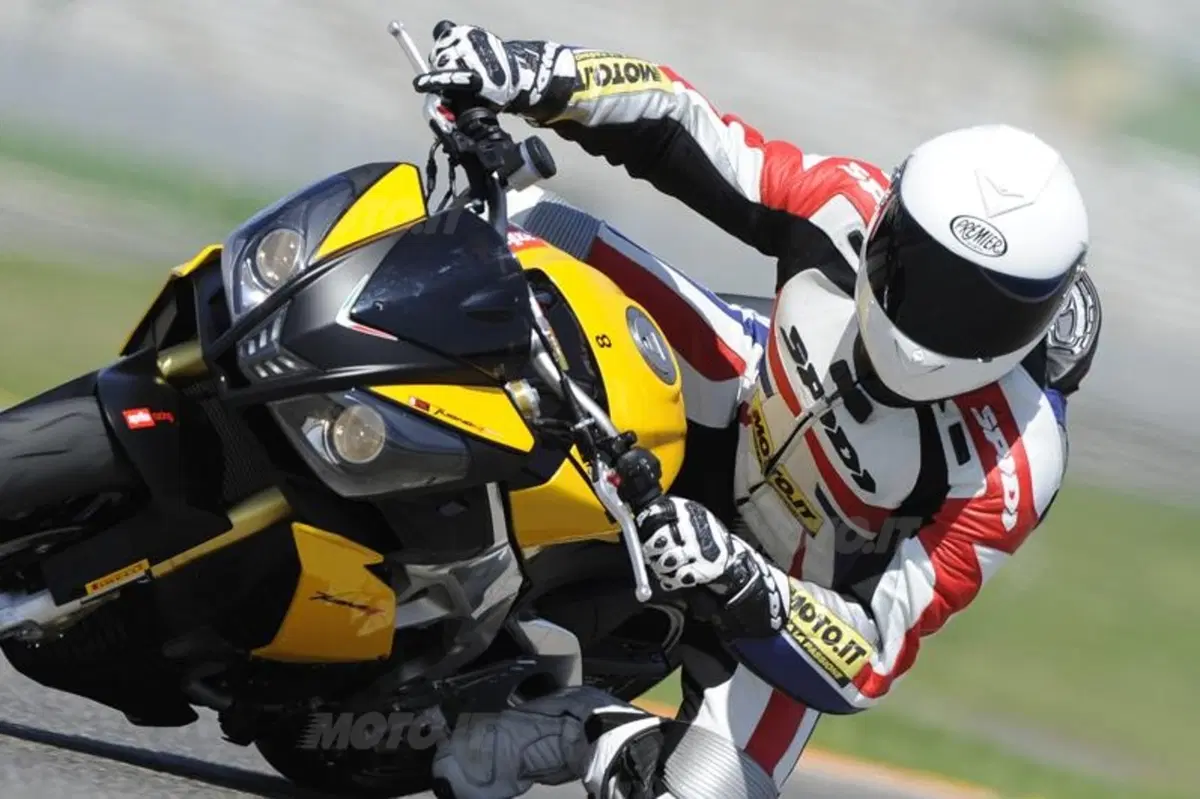Aprilia Tuono V4R   (23)