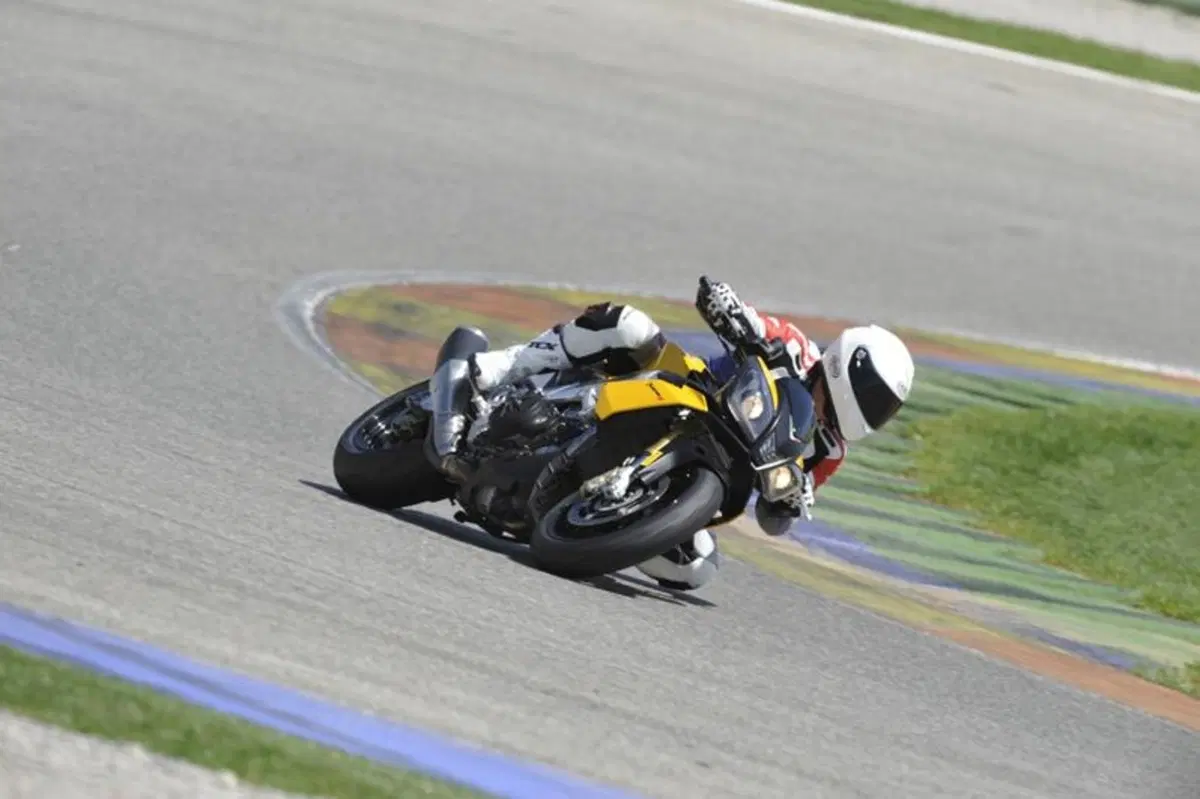 Aprilia Tuono V4R   (24)