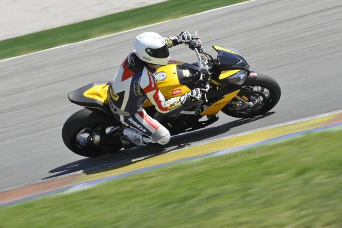 Aprilia Tuono V4R   (26)