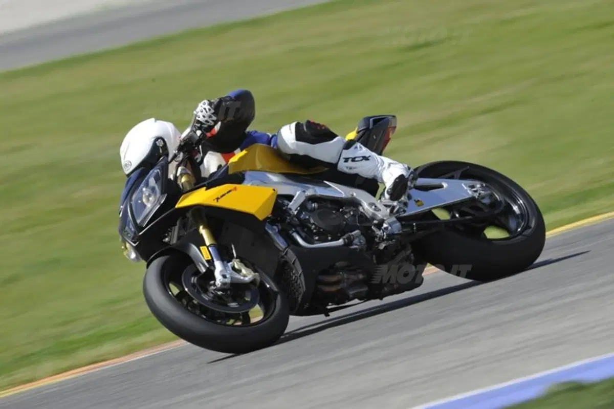 Aprilia Tuono V4R   (27)