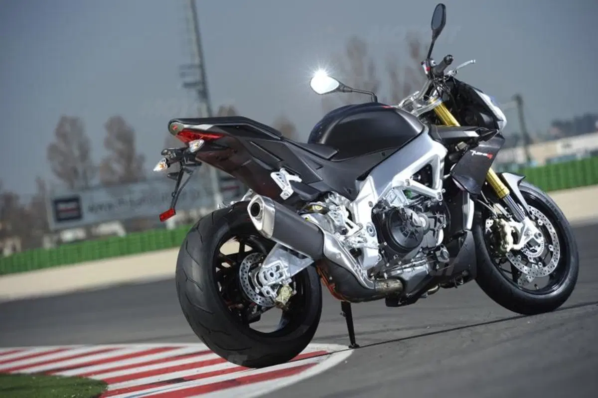 Aprilia Tuono V4R   (35)