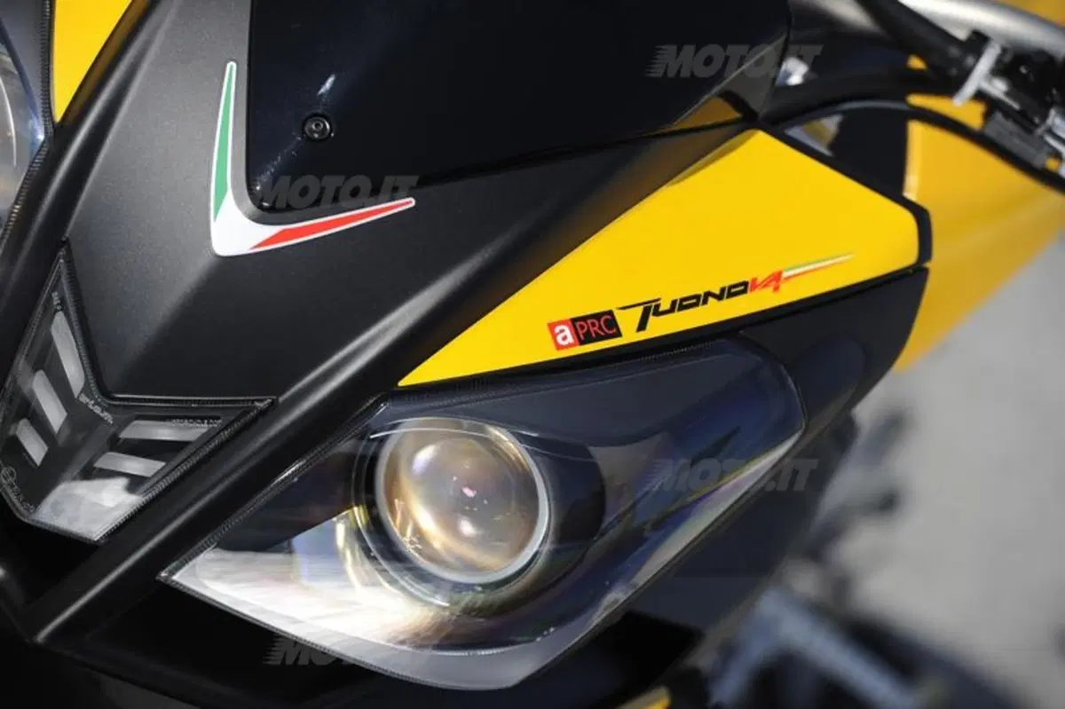 Aprilia Tuono V4R   (37)