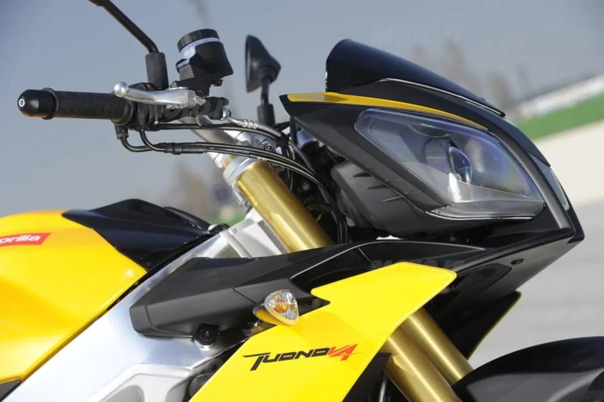 Aprilia Tuono V4R   (38)