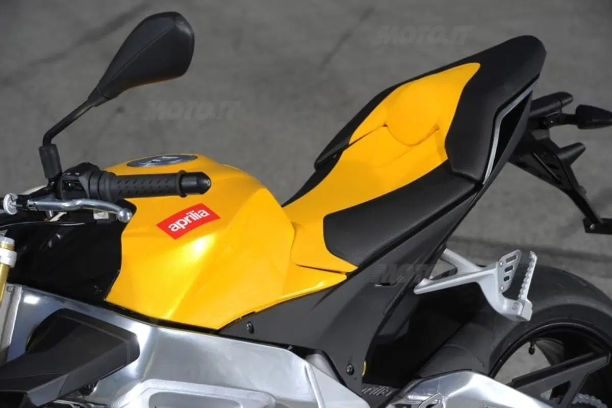 Aprilia Tuono V4R   (42)