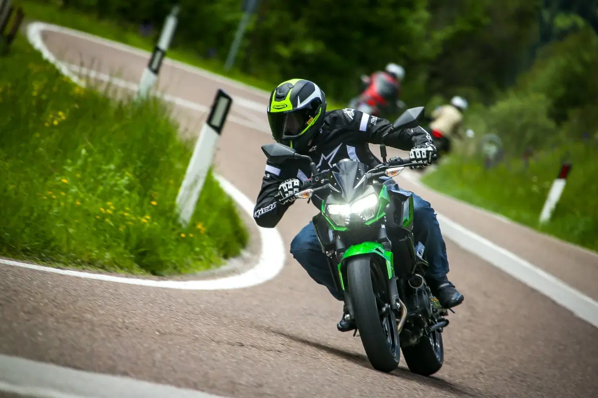 Kawasaki Z400 2019, TEST: la piccola Z affila le unghie [EMBARGO 31 maggio ORE 11. 00]