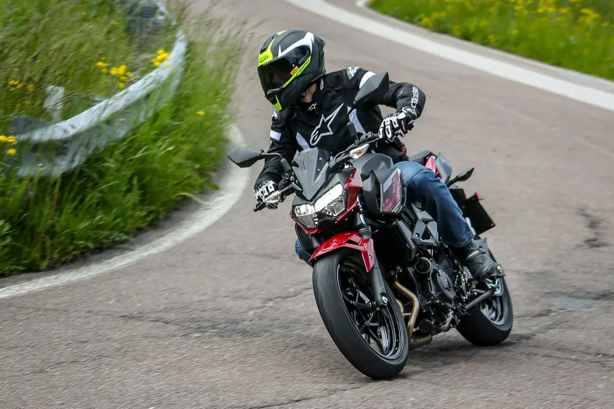 Kawasaki Z400 2019, TEST: la piccola Z affila le unghie [EMBARGO 31 maggio ORE 11. 00] (5)