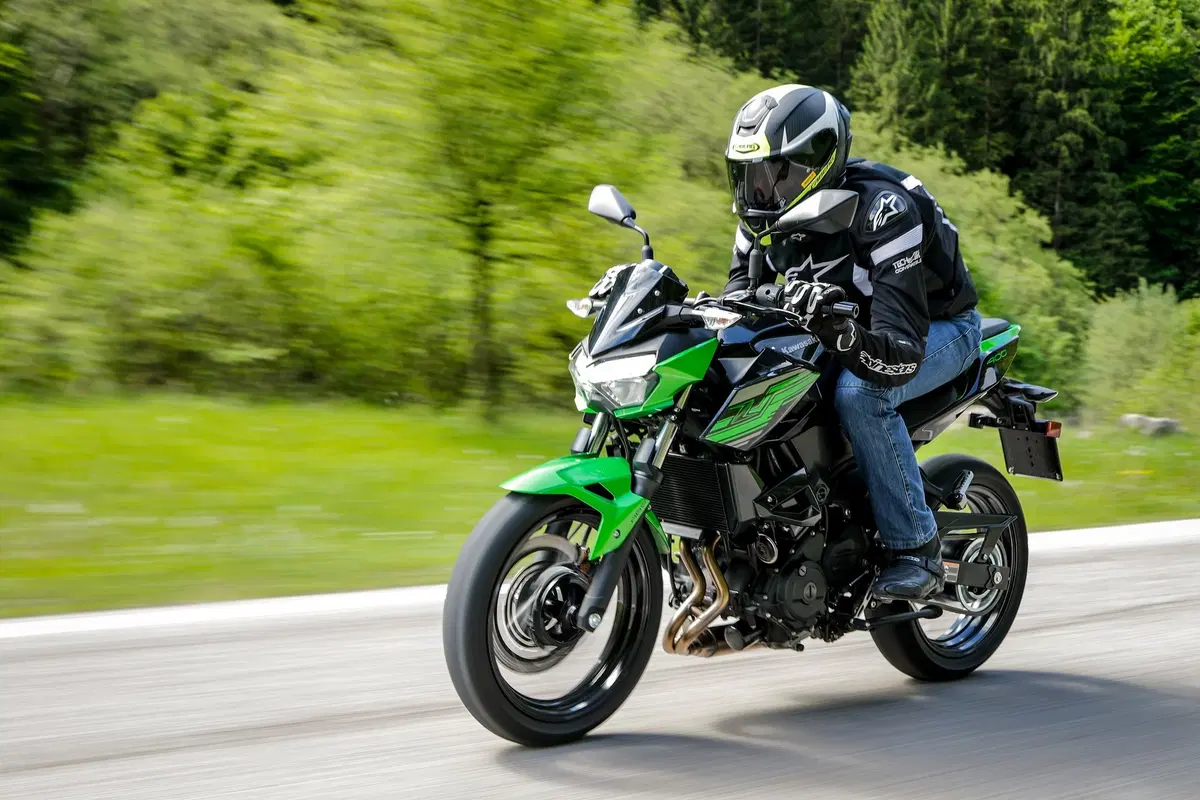 Kawasaki Z400 2019, TEST: la piccola Z affila le unghie [EMBARGO 31 maggio ORE 11. 00] (3)