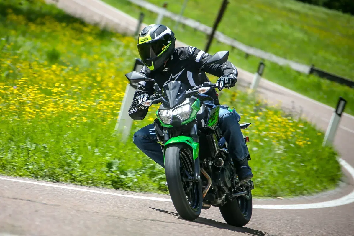 Kawasaki Z400 2019, TEST: la piccola Z affila le unghie [EMBARGO 31 maggio ORE 11. 00] (6)