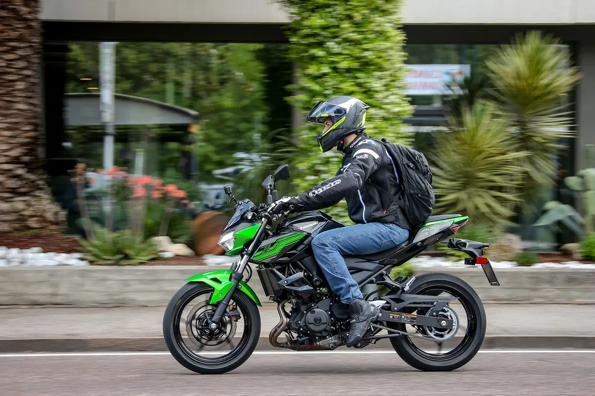 Kawasaki Z400 2019, TEST: la piccola Z affila le unghie [EMBARGO 31 maggio ORE 11. 00] (8)