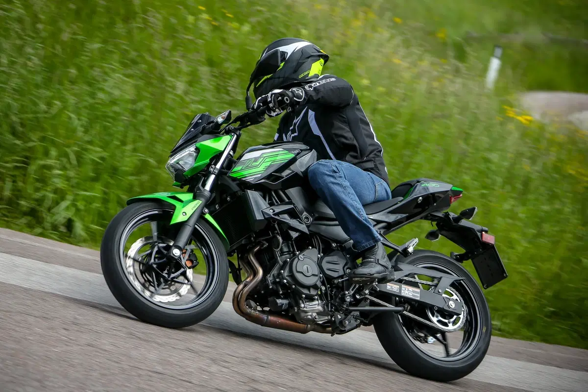 Kawasaki Z400 2019, TEST: la piccola Z affila le unghie [EMBARGO 31 maggio ORE 11. 00] (10)