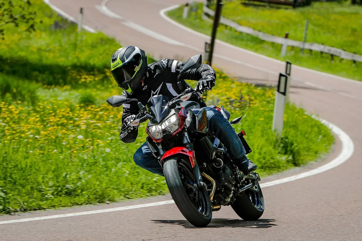 Kawasaki Z400 2019, TEST: la piccola Z affila le unghie [EMBARGO 31 maggio ORE 11. 00] (13)