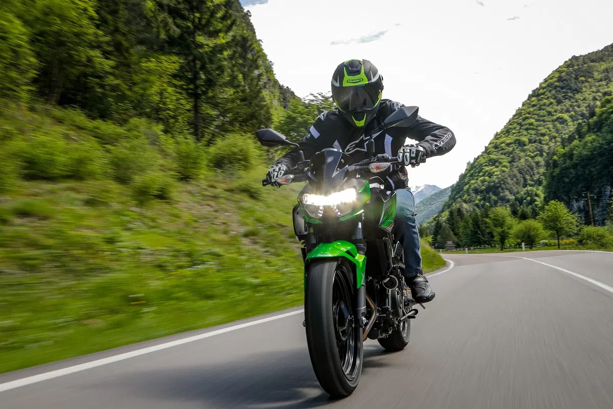 Kawasaki Z400 2019, TEST: la piccola Z affila le unghie [EMBARGO 31 maggio ORE 11. 00] (14)