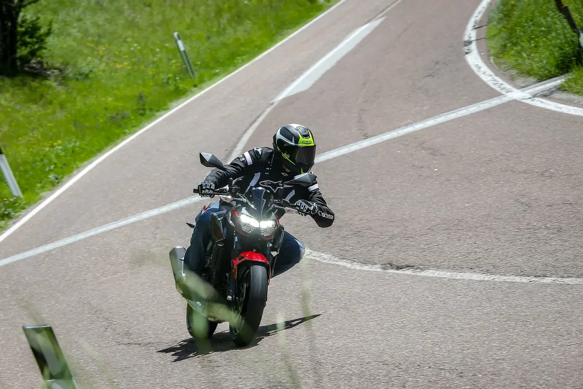 Kawasaki Z400 2019, TEST: la piccola Z affila le unghie [EMBARGO 31 maggio ORE 11. 00] (2)