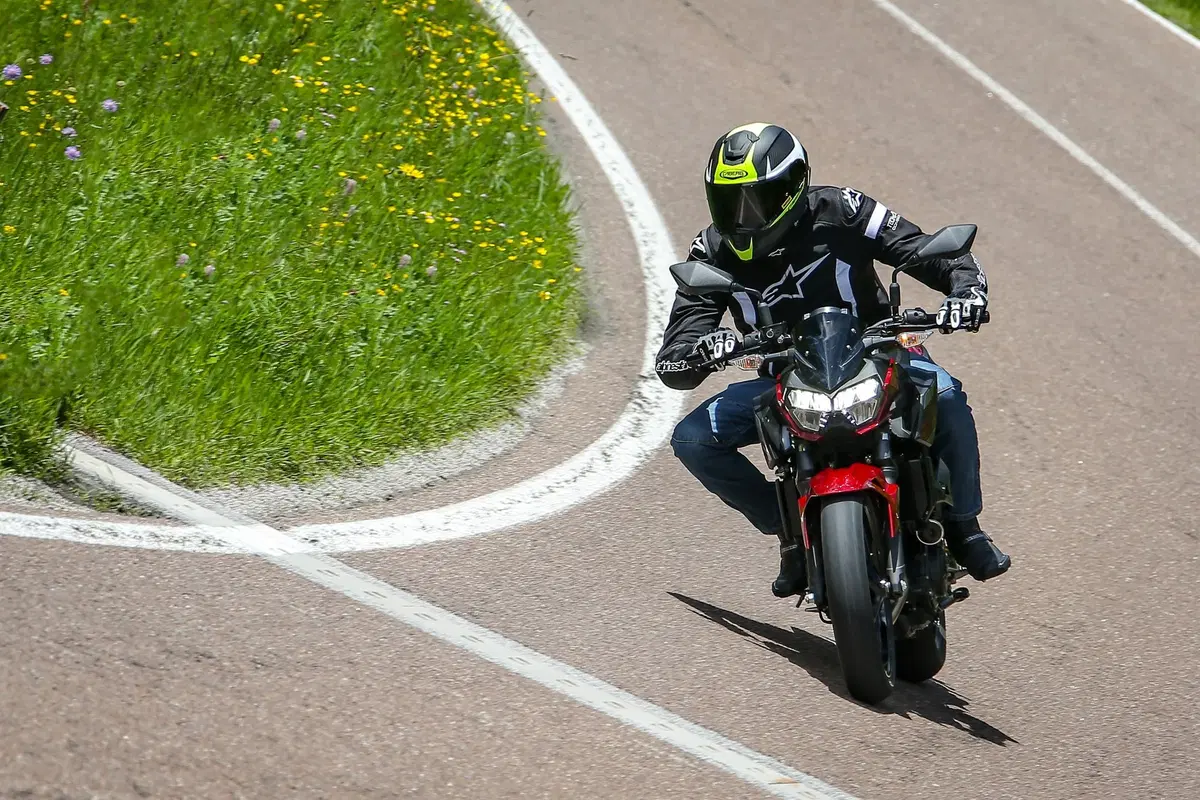 Kawasaki Z400 2019, TEST: la piccola Z affila le unghie [EMBARGO 31 maggio ORE 11. 00] (16)