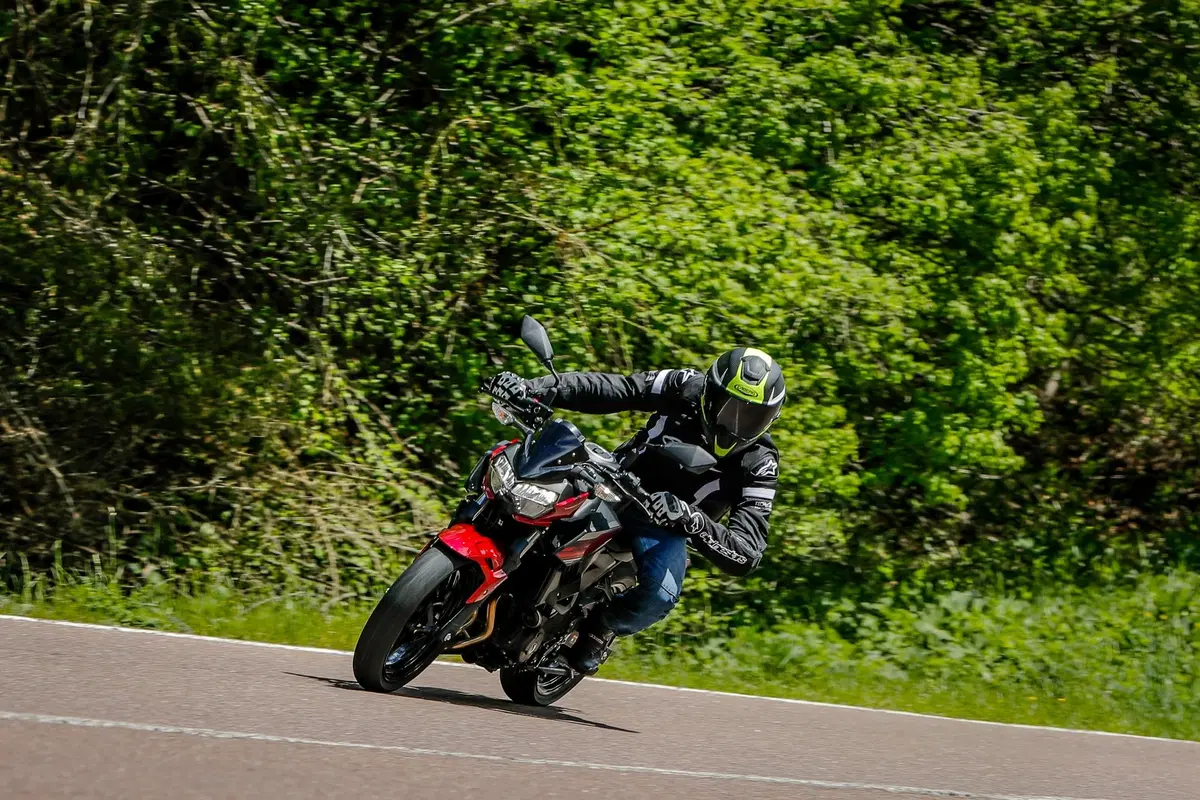 Kawasaki Z400 2019, TEST: la piccola Z affila le unghie [EMBARGO 31 maggio ORE 11. 00] (17)