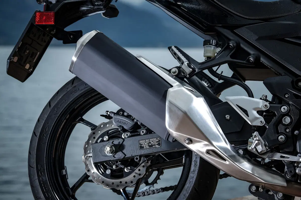 Kawasaki Z400 2019, TEST: la piccola Z affila le unghie [EMBARGO 31 maggio ORE 11. 00] (5)