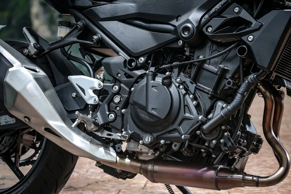Kawasaki Z400 2019, TEST: la piccola Z affila le unghie [EMBARGO 31 maggio ORE 11. 00] (6)