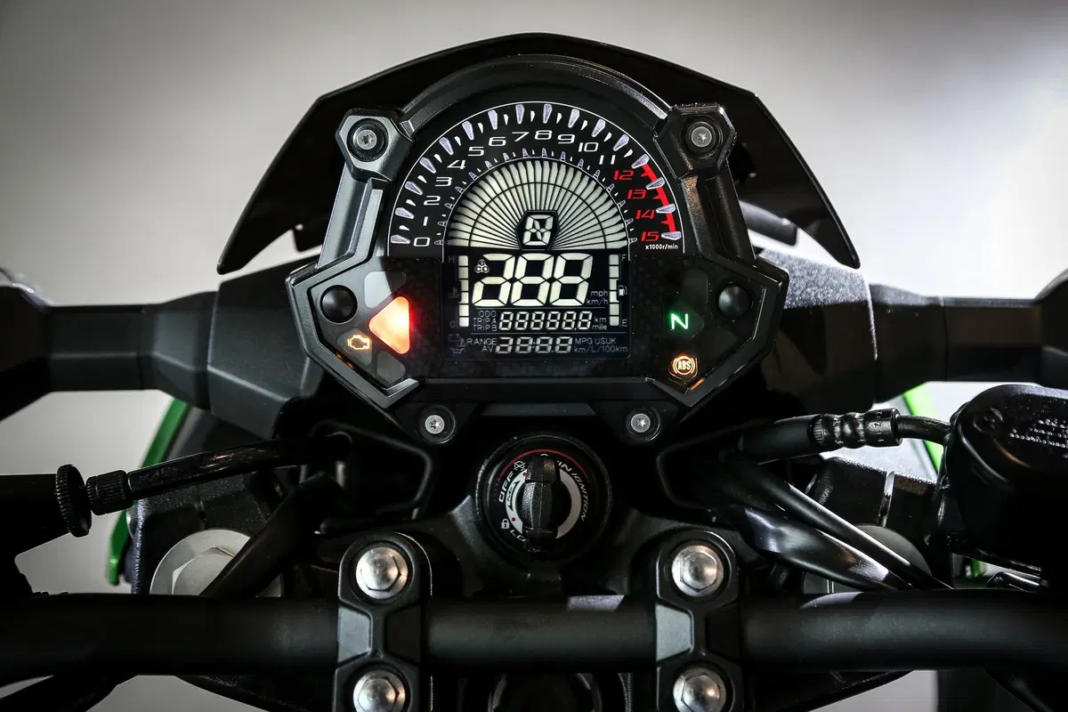 Kawasaki Z400 2019, TEST: la piccola Z affila le unghie [EMBARGO 31 maggio ORE 11. 00] (2)