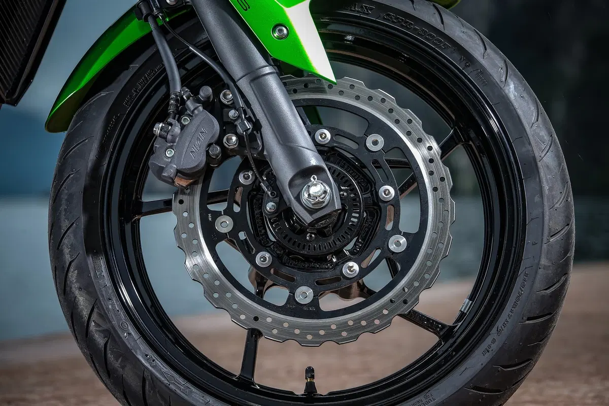 Kawasaki Z400 2019, TEST: la piccola Z affila le unghie [EMBARGO 31 maggio ORE 11. 00] (8)
