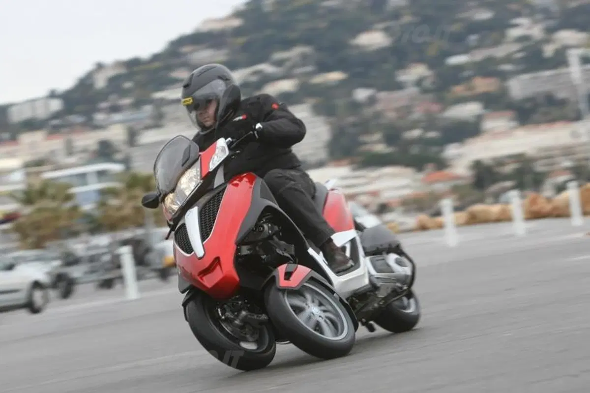 Piaggio MP3 Yourban   (4)
