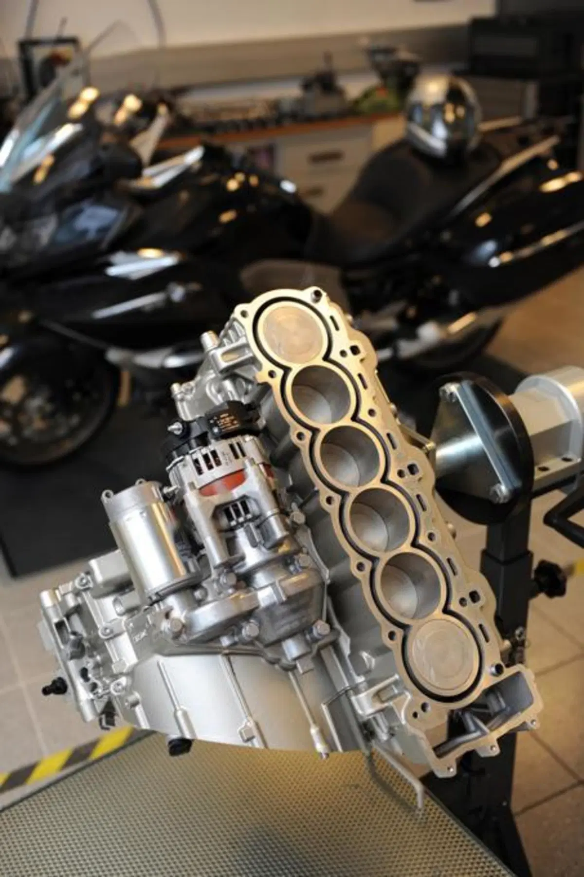 Massimo Clarke descrive il sei cilindri della BMW K 1600