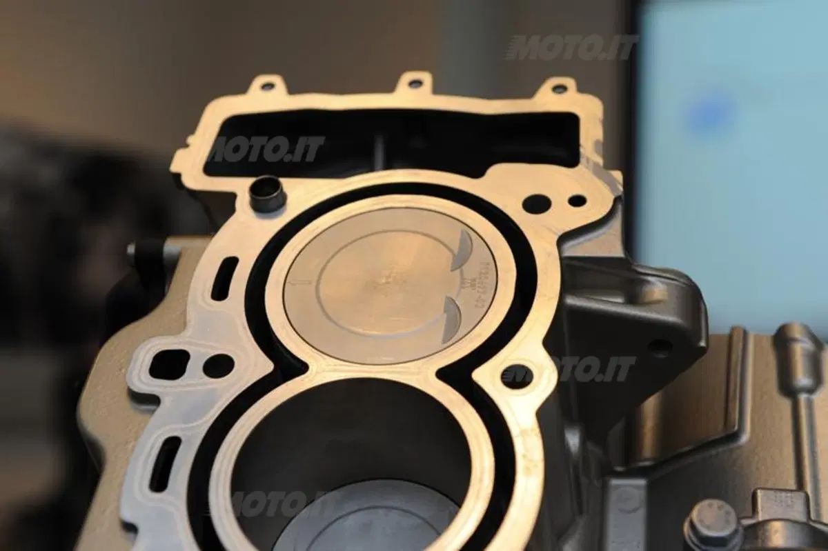 Massimo Clarke descrive il sei cilindri della BMW K 1600 (8)