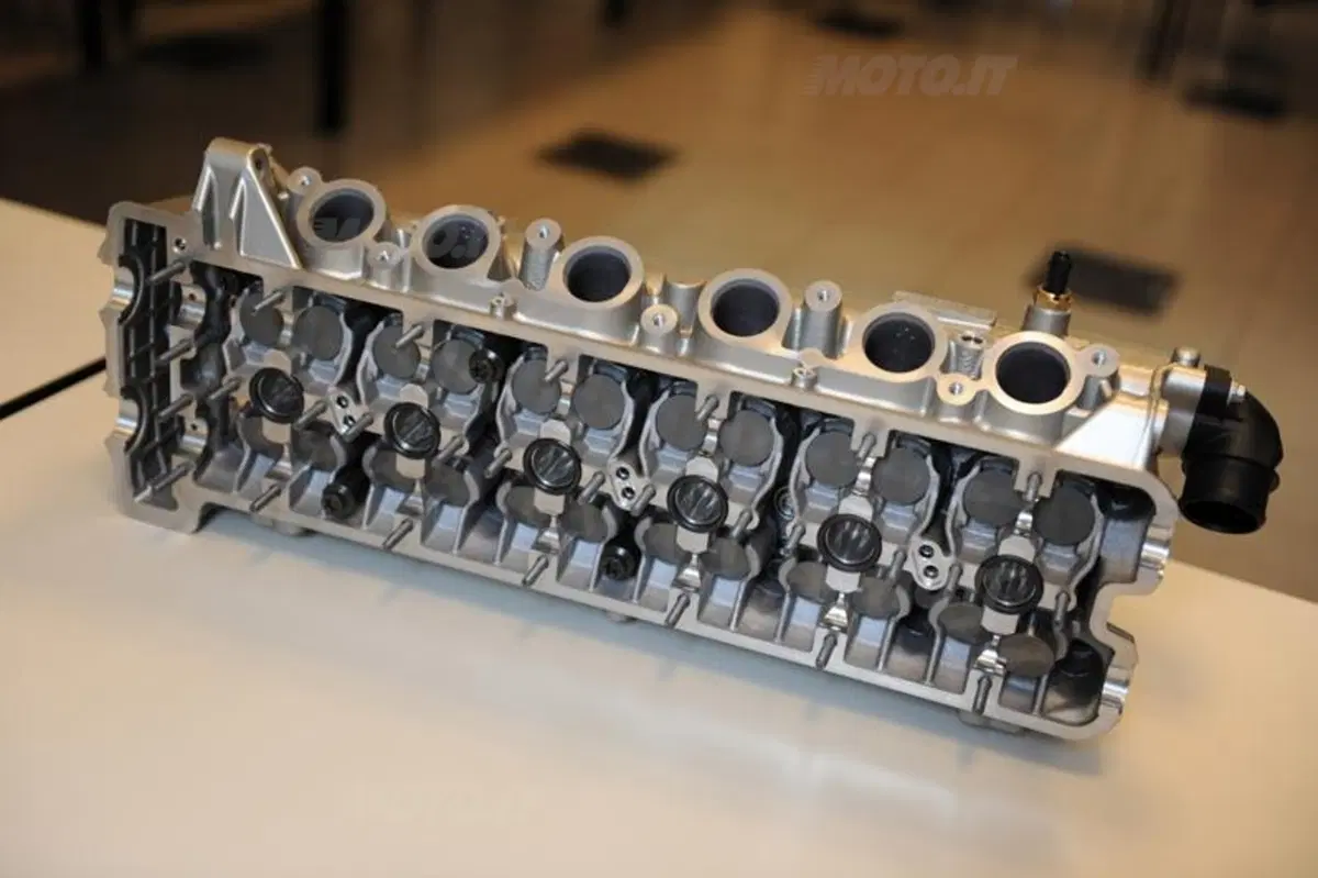 Massimo Clarke descrive il sei cilindri della BMW K 1600 (9)