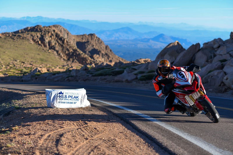 Carlin Dunne impegnato al Pikes Peak con la Multistrada 1260