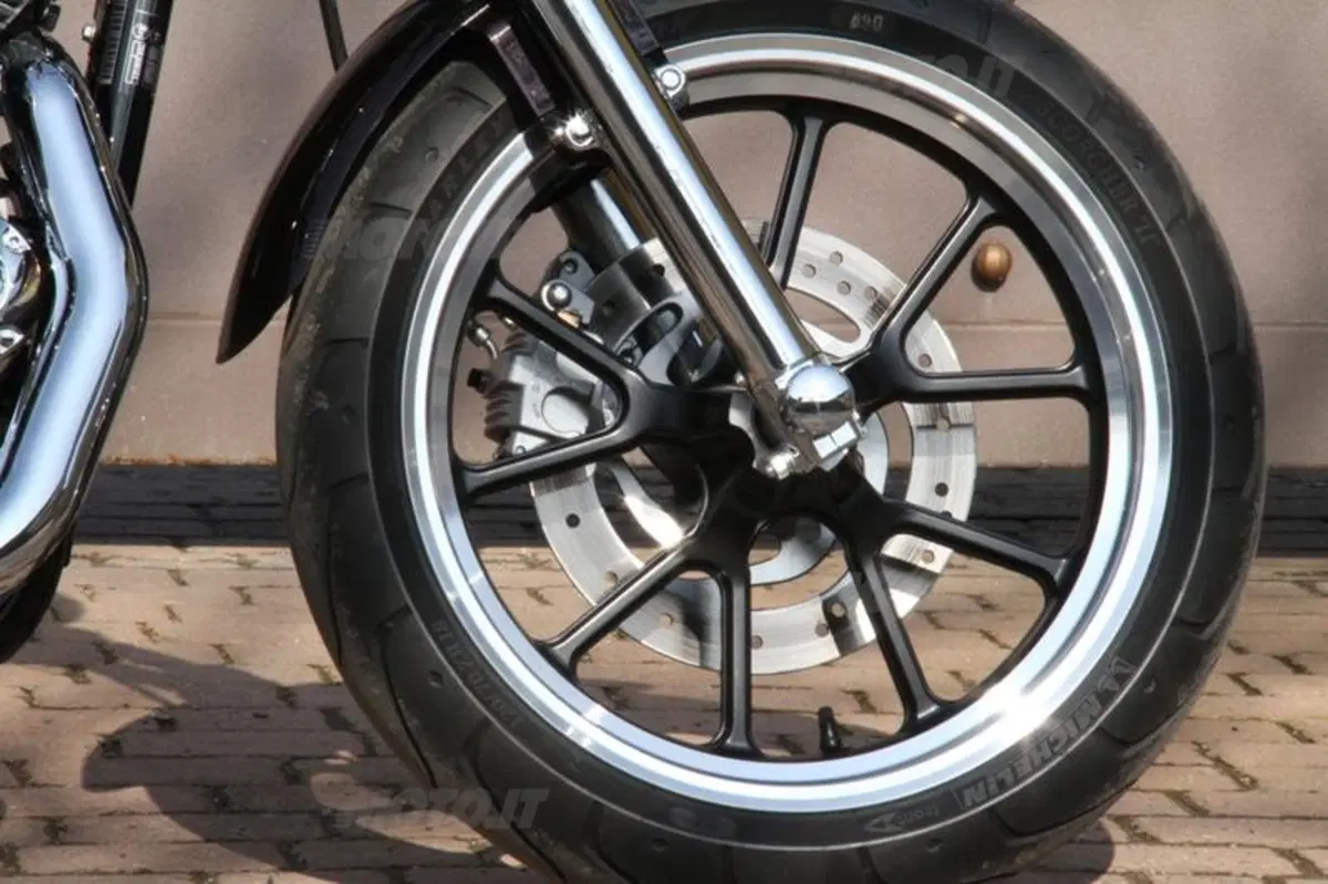 Harley-Davidson 883 Sportster Superlow  (47)