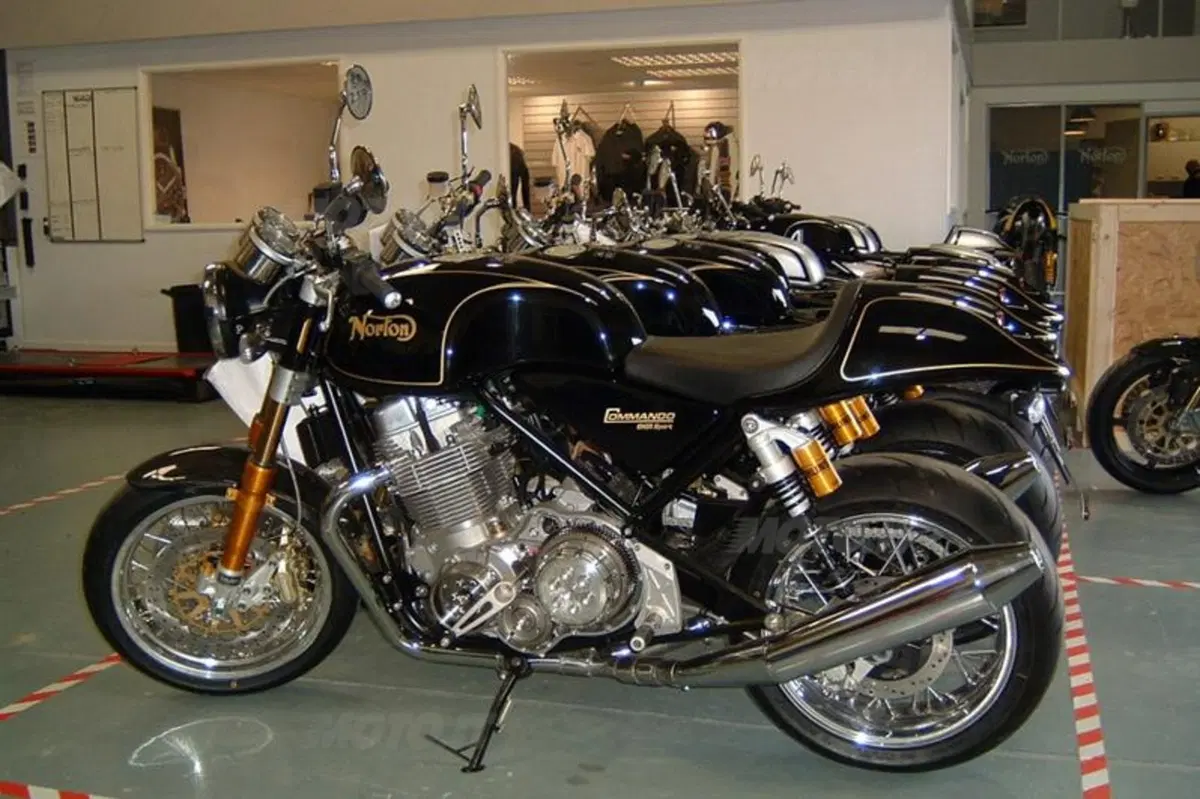 Norton, fascino made in England (9)