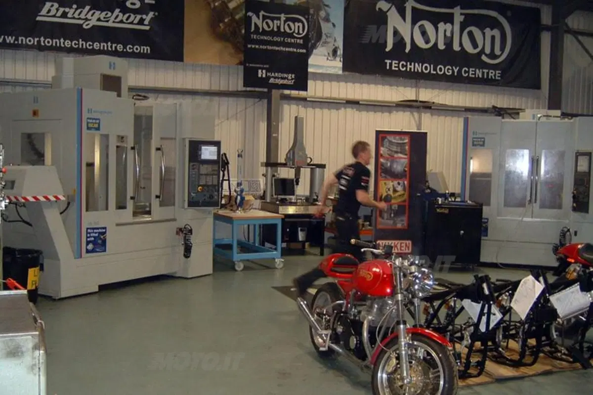 Norton, fascino made in England (11)
