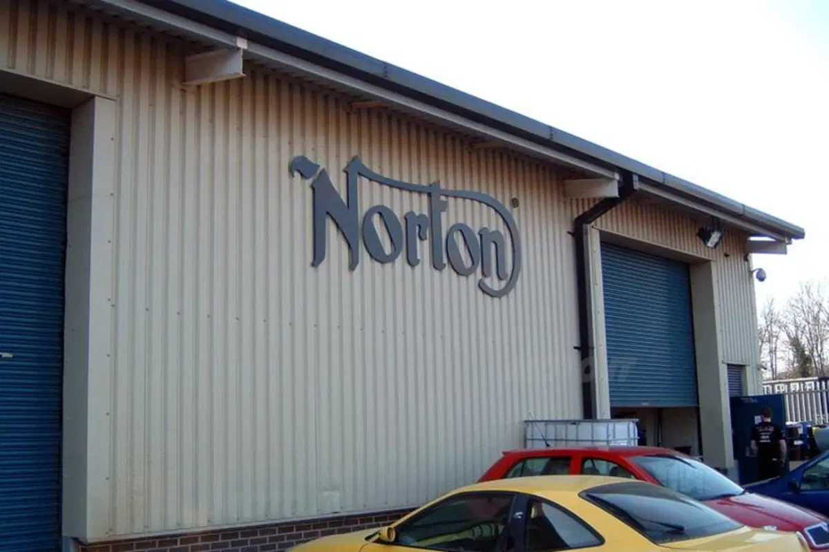 Norton, fascino made in England (17)