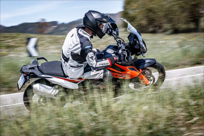 La 790 Adventure ripresa durante la nostra comparativa 1000 maxienduro. Qui ha messo in mostra il comportamento più sportivo e divertente nel misto. Quasi una supermotard!