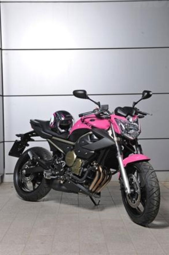 La Yamaha XJ6 in rosa al Giro d'Italia