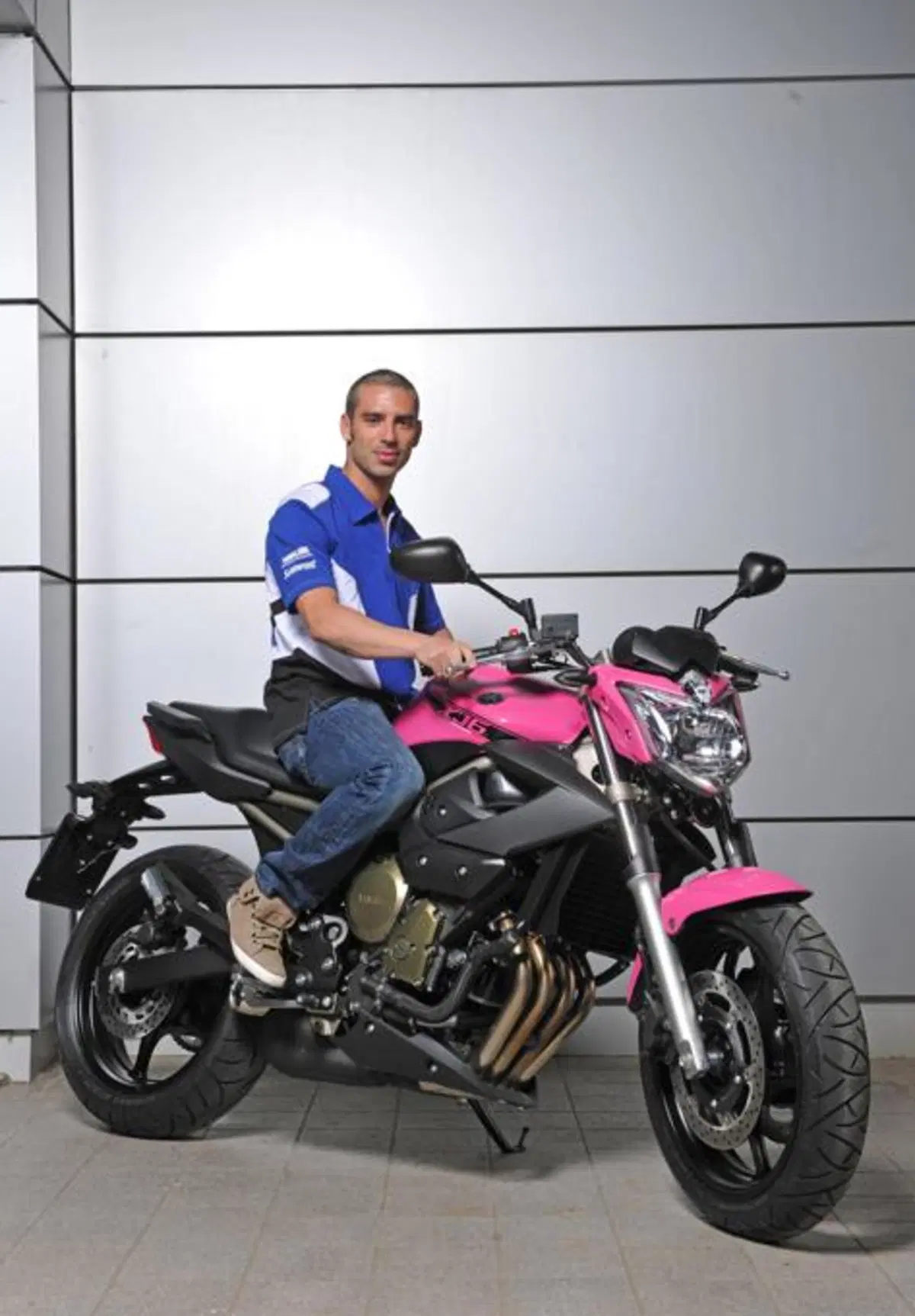 La Yamaha XJ6 in rosa al Giro d'Italia (10)