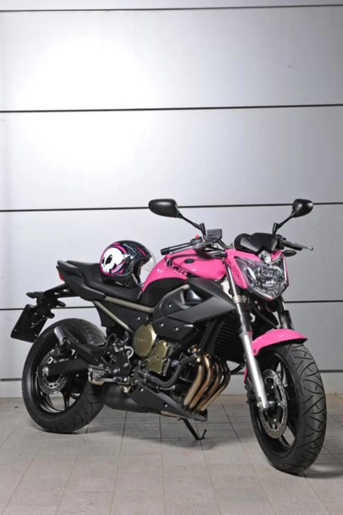 La Yamaha XJ6 in rosa al Giro d'Italia (12)