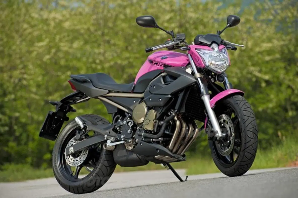 La Yamaha XJ6 in rosa al Giro d'Italia (17)