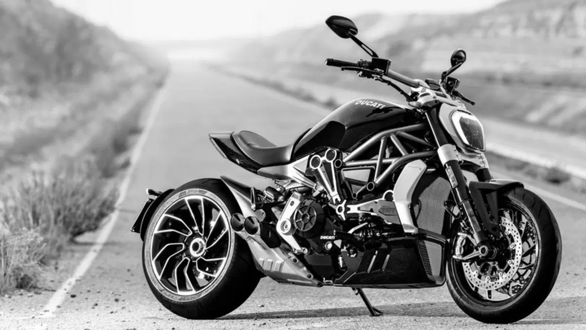 Triumph Rocket 3 TFC 2019: serie limitata e motore 2.500 (29)