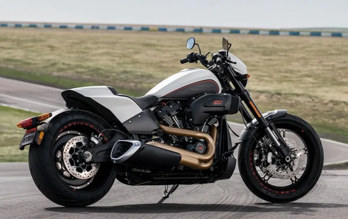 Triumph Rocket 3 TFC 2019: serie limitata e motore 2.500 (30)
