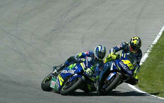 Rossi sorpassa Gibernau nel 2005 a Jerez